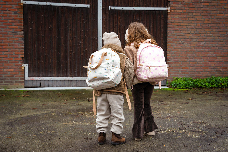 Roze kinderrugzak uit de Magical Meadows collectie met vrolijke hartjesprint, dubbel ritsvak en verstelbare schouderbanden
