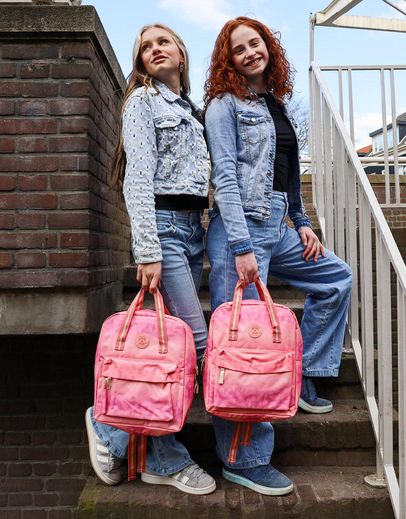 Roze Milky Kiss rugzak uit de Love and Laughter collectie met ruim hoofdvak, voorvak en verstelbare schouderbanden