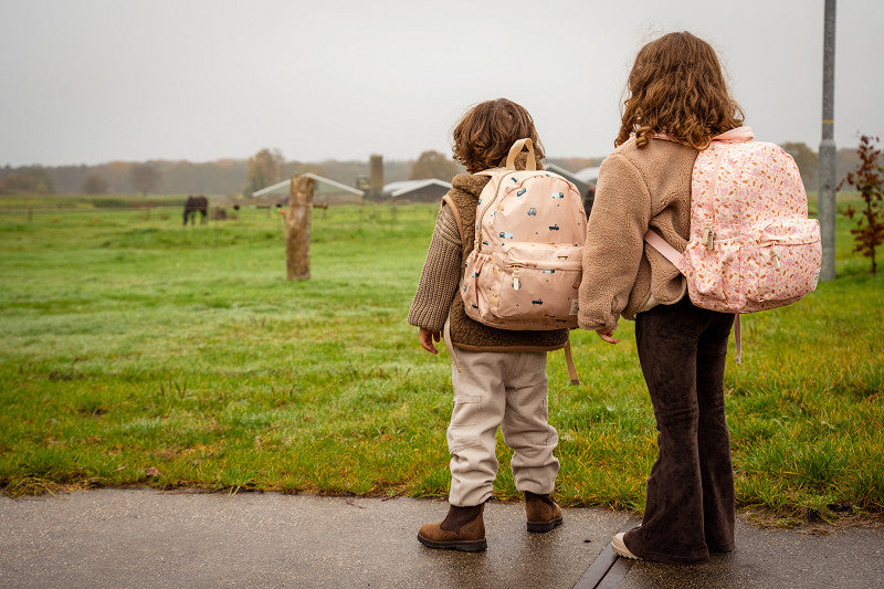 Kinderrugzak uit de Small Talk collectie met vrolijke all-over auto en voertuigen print, dubbel ritsvak, zijvak voor drinkfles en verstelbare schouderbanden