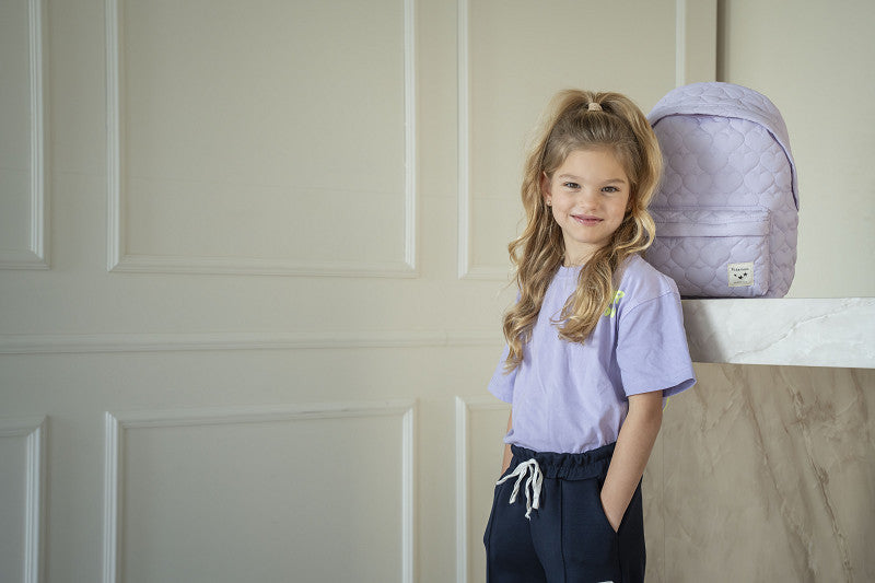 Paarse kinderrugzak uit de Wonderful Worlds collectie met hartjesprint, dubbel ritsvak, voorvak en verstelbare schouderbanden
