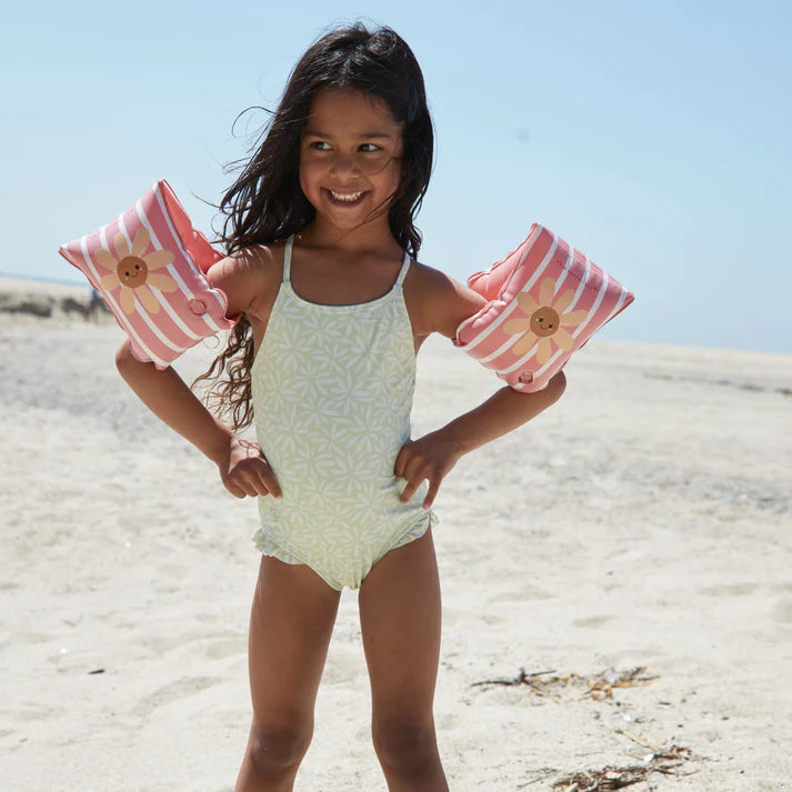 Roze Swim Essentials Daisy Flower zwembandjes met witte strepen voor kinderen van 2–6 jaar, 2 luchtkamers, duurzaam PVC