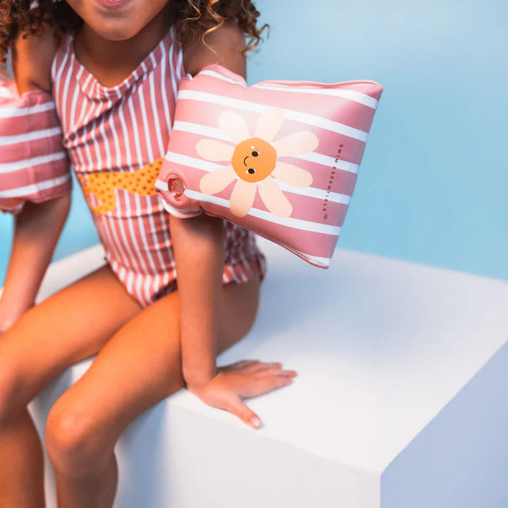 Roze Swim Essentials Daisy Flower zwembandjes met witte strepen voor kinderen van 2–6 jaar, 2 luchtkamers, duurzaam PVC